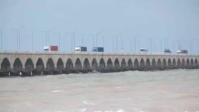 El proyecto contempla un cobro a los camiones de carga de 50 pesos por las maniobras dentro del municipio y que van al Puerto de Altura. Foto: Luis Pérez.
