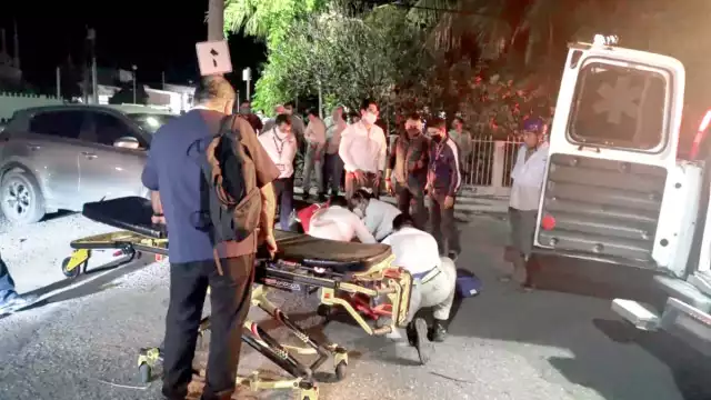 La mujer lesionada fue estabilizada por paramédicos y trasladada al hospital.