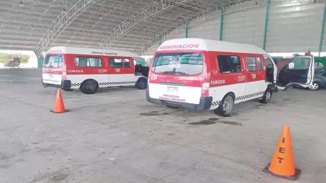 Los inspectores realizaron una revisión exhaustiva al transporte público. Foto: Agustín Ferrer.