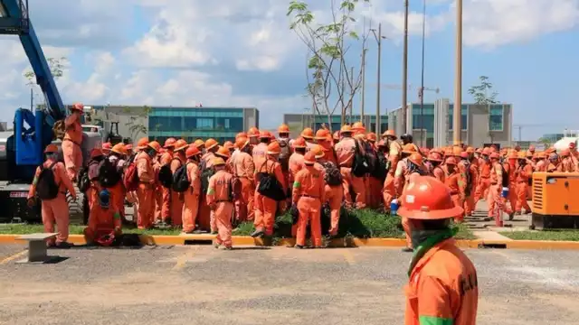 Trabajadores de Ica Fluor inician paro en refinería de Dos Bocas