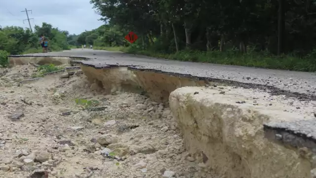 Parte de la infraestructura carretera de Quintana Roo resultó dañada tras el paso de los fenómenos meteorológicos. Foto: Eric Castillo.
