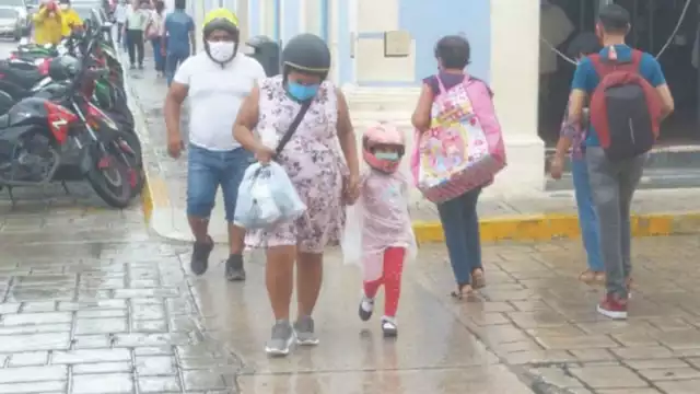 A pesar de la lluvia y el frío, los ciudadanos salieron a realizar sus compras. Foto: Alan Gómez.