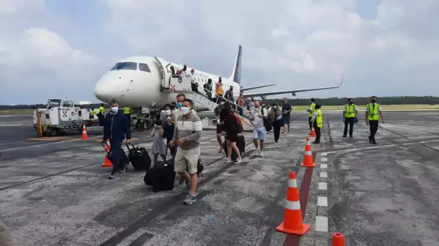En el aeropuerto de Cozumel aterrizó un avión modelo Embraer
175 procedente de la Miami, Florida. Foto: Por Esto!