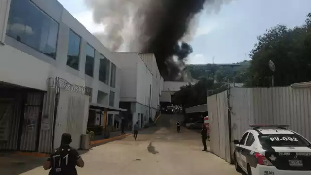 Ante este incidente, bomberos de municipios de Atizapán, Naucalpan y de Cuautitlán Izcalli, se han sumado para sofocar, lo antes posible, las llamas.

