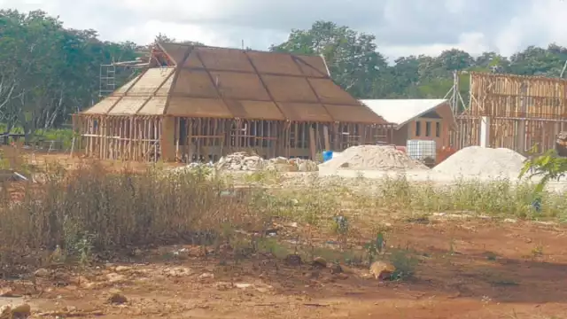 EL secretario general Marcelino Uc, señaló que para evadir el derecho laboral el contratista trabajará con albañiles foráneos. Foto: Jorge Aké.