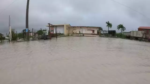 El Centro Comunitario quedó rodeado de agua luego de un día de precipitaciones contantes sobre la Costa Maya.