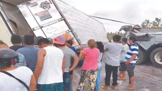 Los lugareños se llevaron las aves y otros productos a pesar de la presencia de la Guardia Nacional.