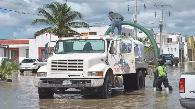 Con pipas, siguieron drenando el agua acumulada en las calles. Foto: Óscar Suaste.