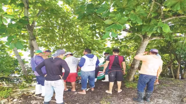 Los hombres de mar sospechan de malos manejos de recursos, por lo que exigen la visita de las autoridades.