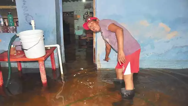 Las calles de la comisaría meridana no han podido ser drenadas pese a todas las acciones vecinales. Fotos: Víctor Gijón.