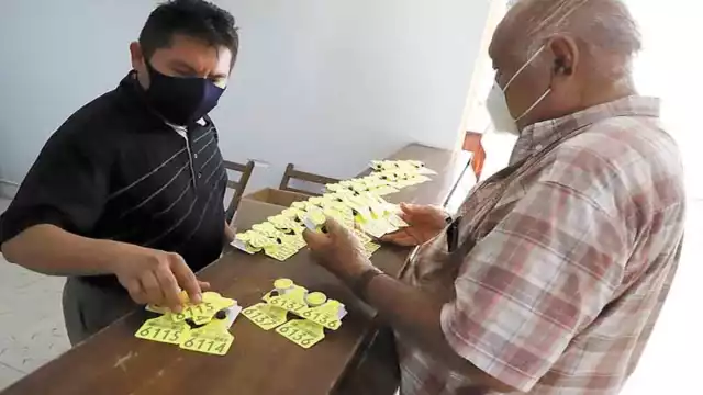 Señalan que las complicaciones en el trámite favorecen al mercado negro de aretes. Foto: Carlos Euán.
