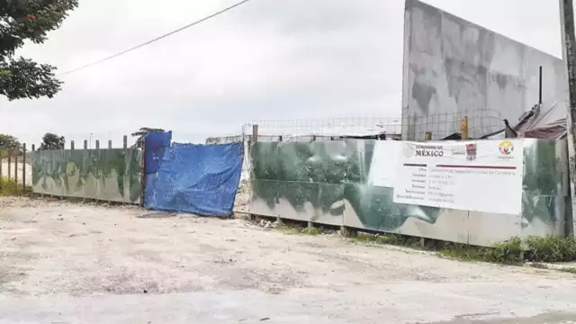 El terreno húmedo ha imposibilitado la entrada de maquinaria pesada.