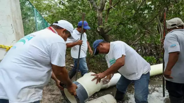 El acueducto submarino suministra de agua a Holbox.