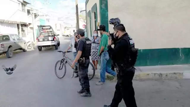 Después de la detención, se presentó una persona que alegó que se cometía una arbitrariedad.