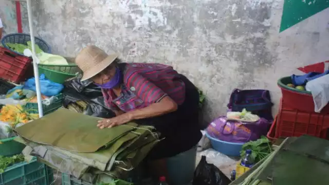 Las hojas de plátano, masa, manteca, recado rojo, carne de pollo y de puerco se han empezado a vender en los mercados locales Foto: Manuel Collí.