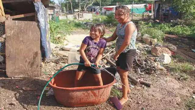 Ante la falta de agua potable, algunos se ven en la necesidad de bañarse a la intemperie. Fotos: Luis Payán.