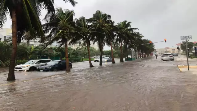 Los encharcamientos dificultan el paso vehicular en las vialidades de Cancún. Fotos: Jorge Delgado.