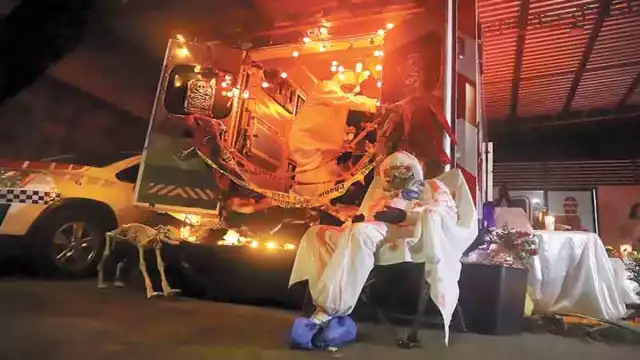 Los socorristas repartieron la tradicional calaverita a quienes transitaban por la zona. Fotos: Karla Regina Aguilar.