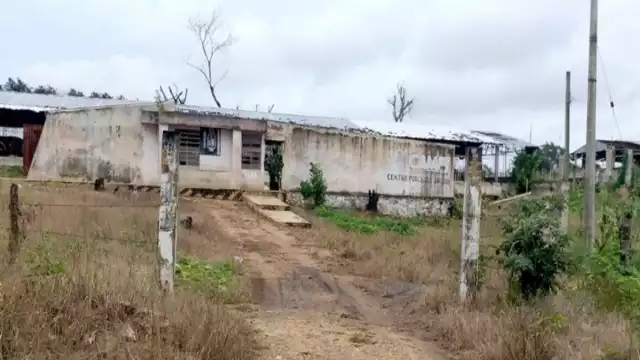 La entrada principal permanece entre la maleza por falta de mantenimiento.