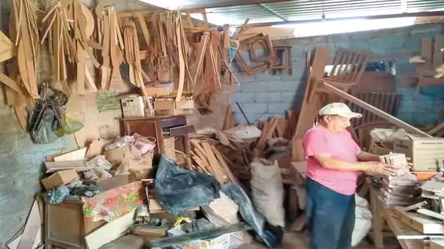 Los maestros carpinteros de Temozón señalan que iniciaron labores en modestos talleres. Fotos: Alfredo Osorio.