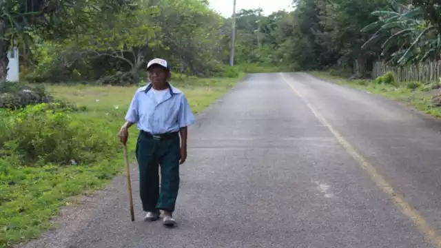 Casa por casa, personal del IEEA invita a las personas a que se integren al sistema. Foto: Por Esto!