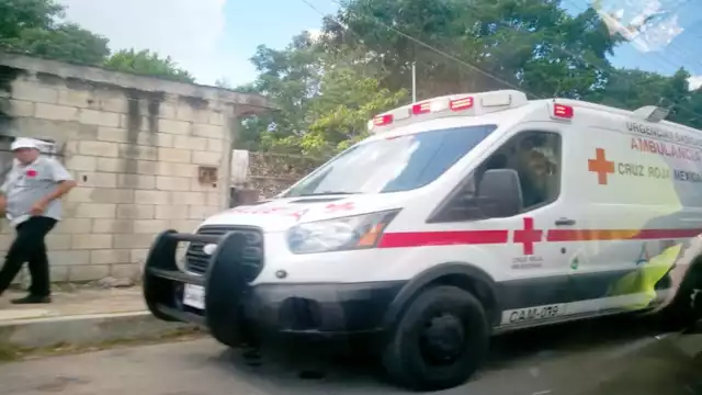 Efectivos de emergencia acudieron al domicilio, pero no pudieron salvar la vida del hombre. Foto: Jorge Aké.