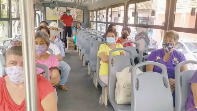 Pasajeros denuncian falta de medidas sanitarias en el transporte colectivo de Palizada. Foto: Julio Gutiérrez.
