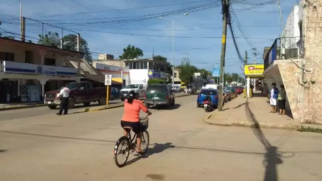 Las fallas afectan a estudiantes y al sector comercial de la ciudad.