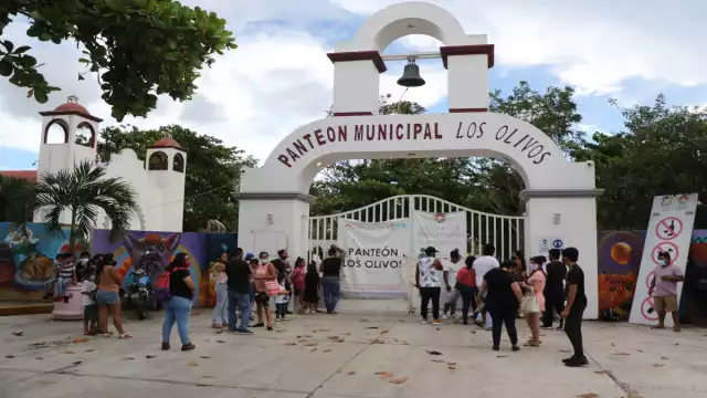 Una familia pidió consideración para poder ingresar todos sus integrantes y despedir a su difunto. Foto: Por Esto!