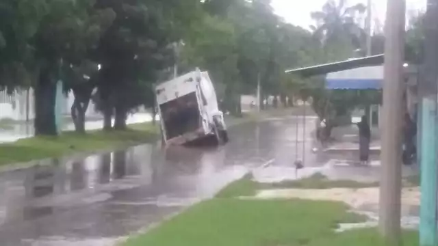 La unidad permanece en el sitio del percance.