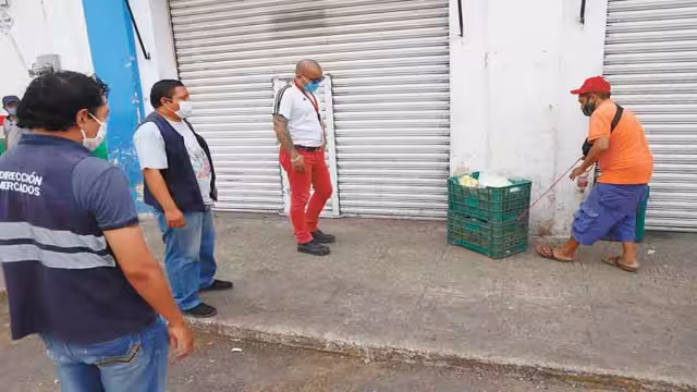 Las investigaciones indican que los exfuncionarios cobraban a los vendedores una cuota de 500 pesos al mes. Foto: Martín Zetina.