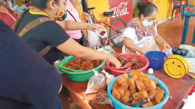 Juanita Canté con sus dulces de papaya, coco, ciruela, camote y yuca, los cuales ofrece en la entrada del mercado municipal. Foto: Ramón Reyna Fernández.