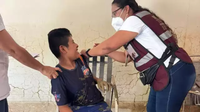 Brigadas médicas campechanas apoyan a comunidades afectadas por lluvias en Veracruz