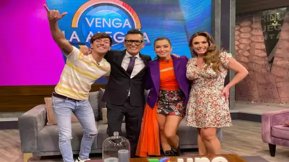 Luego de su participación en el concurso ‘Quiero Cantar’, uno de los conductores de Venga La Alegría fue causa de burla por los internautas, debido a su peculiar atuendo