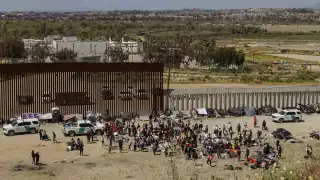 Decenas de miles de migrantes improvisan campamentos a lo largo de la frontera norte de México