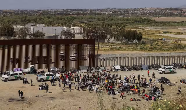 Decenas de miles de migrantes improvisan campamentos a lo largo de la frontera norte de México