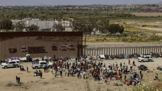 Decenas de miles de migrantes improvisan campamentos a lo largo de la frontera norte de México