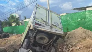 Exceso de velocidad causa accidente entre transporte público y camioneta de carga en Cancún 