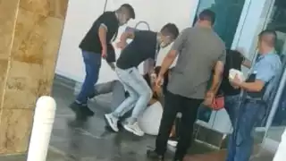 ¡Pelea campal! Chóferes en el Aeropuerto Internacional de Cancún se agarran a golpes