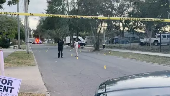 Los investigadores dijeron que el suceso ocurrió cerca de Iowa Avenue North y Plum Street alrededor de las 3:43pm
Los investigadores dijeron que el suceso ocurrió cerca de Iowa Avenue North y Plum Street alrededor de las 3:43pm