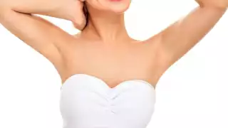 Las axilas pueden aclararse de manera cuidadosa y mantener la protección constante de esa zona del cuerpo