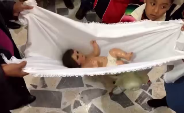 Arrullar es una de las tantas tradiciones que se viven en esta temporada decembrina. Foto: Especial