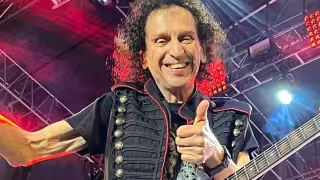 Alex Lora sufre fuerte caída en el escenario