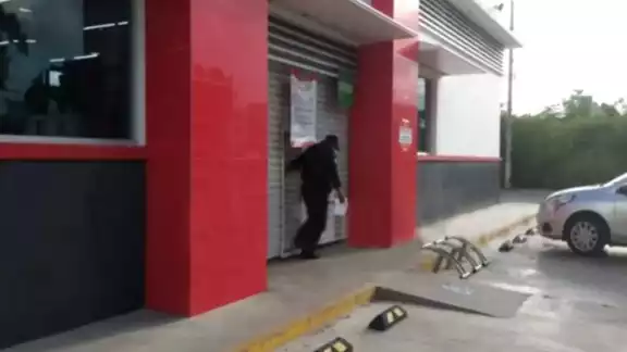 De acuerdo con versiones preliminares, los asaltantes amenazaron a balazos a la cajera De acuerdo con versiones preliminares, los asaltantes amenazaron a balazos a la cajera