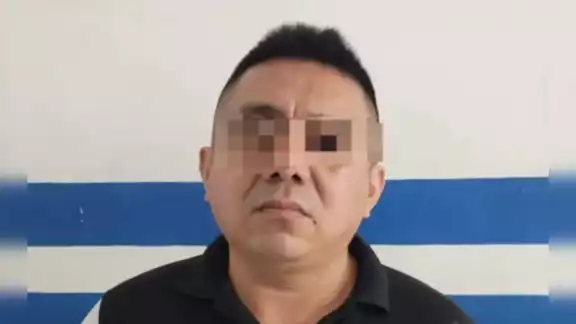 El hombre, al darse cuenta de la presencia de los elementos policiacos, intentó ocultar las pequeñas bolsas sospechosas