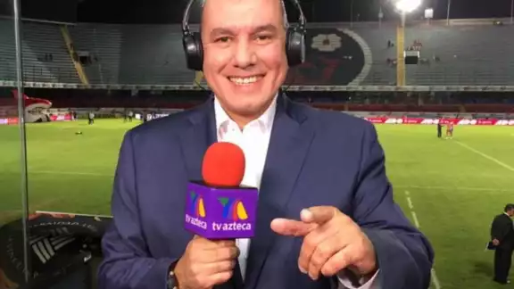 Alburean a narrador de TV Azteca en plena transmisión en el Mazatlán vs Rayados