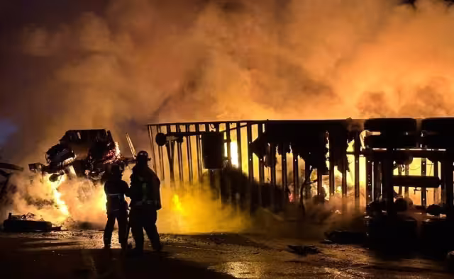 Choque entre autobús y tractocamión en Michoacán