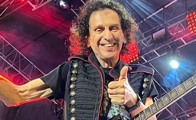 Alex Lora sufre fuerte caída en el escenario