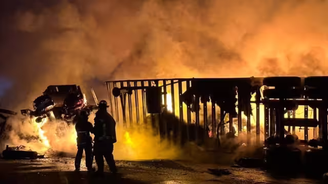 Choque entre autobús y tractocamión en Michoacán