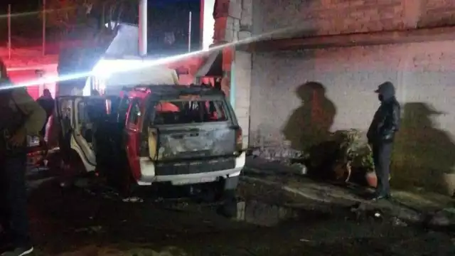 Testigos refieren que en un momento las chispas alcanzaron a los artículos dentro de la camioneta